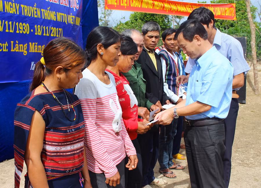 Bí thư Tỉnh ủy Dương Văn Trang trao quà cho các hộ nghèo làng Măng. Ảnh: Hồng Thi
