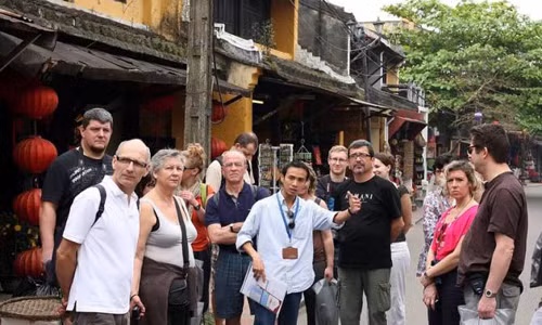 Hướng dẫn viên du lịch muốn hành nghề phải có thẻ.