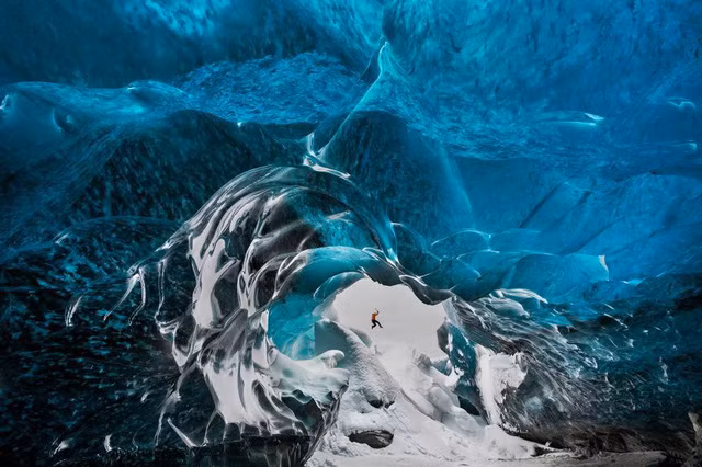 Ánh sáng phản chiếu bên trong hang đá trên sông băng Vatnajokull