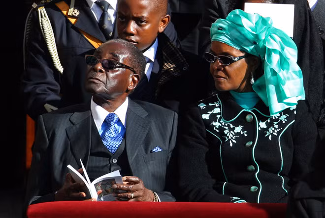 Tổng thống Robert Mugabe cùng phu nhân trong lễ nhậm chức của Giáo hoàng Francis ngày 19-3-2013. Ảnh: Getty.