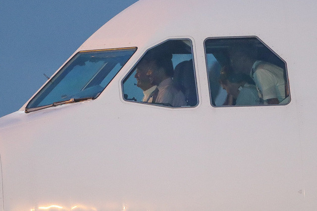  Quốc vương Hassanal Bolkiah trong khoang lái chuyên cơ vừa đáp xuống Đà Nẵng