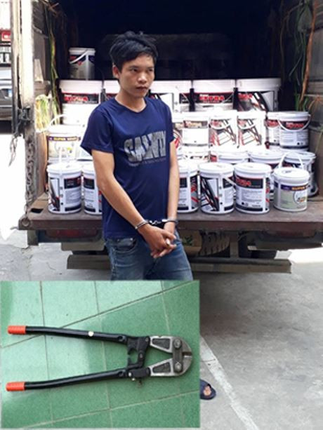 Đối tượng Nguyễn Văn Ba và tang vật.