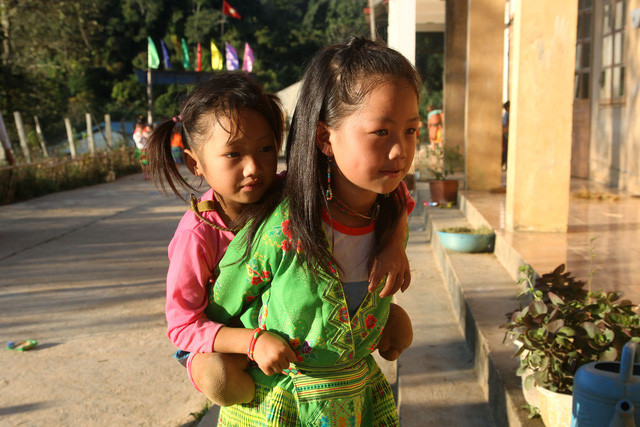 Hai đứa con gái cõng nhau mệt nhọc. Hai đứa con gái cõng nhau mệt nhọc.