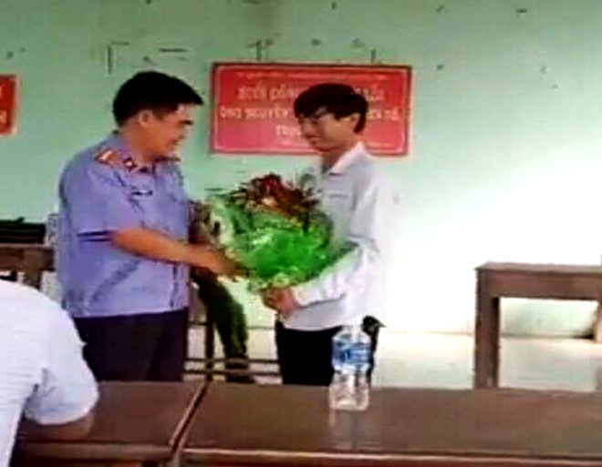 Đại diện VKSND huyện Hàm Thuận Nam xin lỗi công khai anh Hòa.