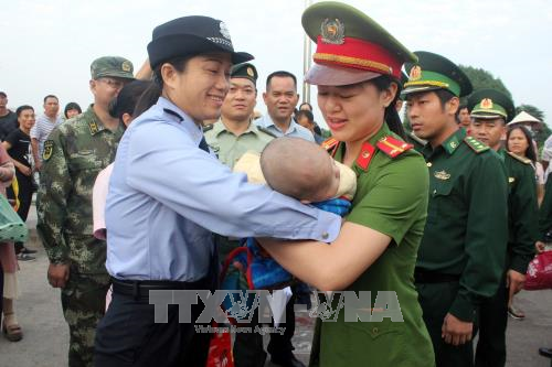Công an thành phố Móng Cái (Quảng Ninh) phối hợp với Đồn Biên phòng Cửa khẩu Quốc tế Móng Cái tiếp nhận một trẻ em bị lừa bán sang Trung Quốc, do Công an thành phố Phòng Thành Cảng (Trung Quốc) phát hiện, trao trả.
