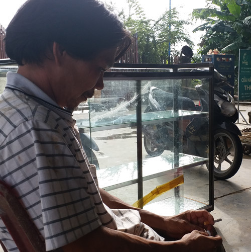 Anh Nguyễn Văn Hùng bẽn lẽn, ngại chụp ảnh.