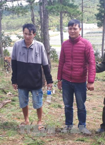 Hai đối tượng phá rừng bị bắt giữ. Hai đối tượng phá rừng bị bắt giữ.