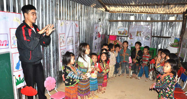 Thầy giáo Vàng Văn Vũ dạy múa cho các em ở điểm trường Tà Tổng. Thầy giáo Vàng Văn Vũ dạy múa cho các em ở điểm trường Tà Tổng.