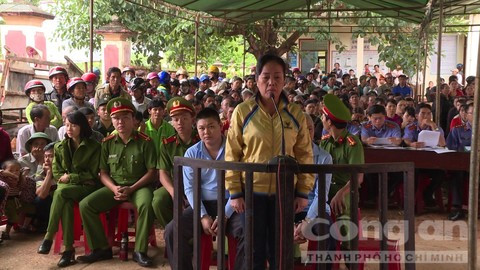 Bị cáo Trọng trước vành móng ngựa. Bị cáo Trọng trước vành móng ngựa.