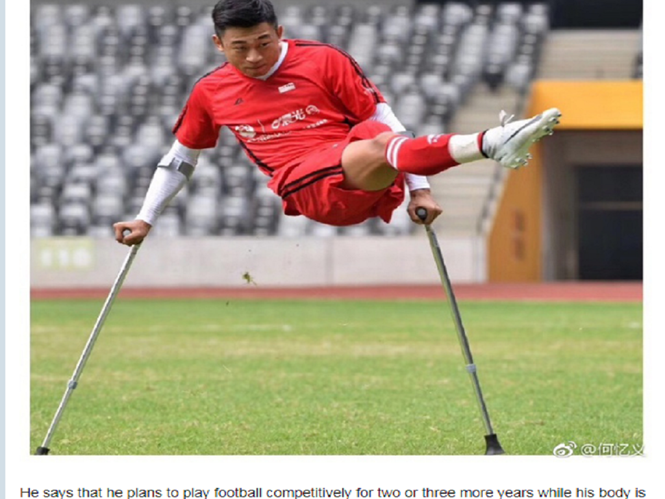 Chàng trai Hà Dịch Dịch khi chơi bóng trên sân cỏ