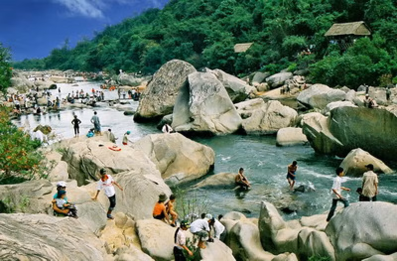 Đá to, đá nhỏ đứng, ngồi đủ các kiểu dáng.