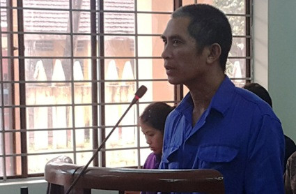 Ông Mê trước vành móng ngựa.