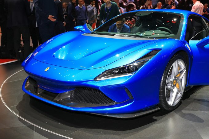 Ferrari nói rằng, bắt đầu từ F8 Tributo, ngôn ngữ thiết kế mới của hãng có một vài thay đổi. Đặc biệt là đầu xe với kiểu tạo hình 