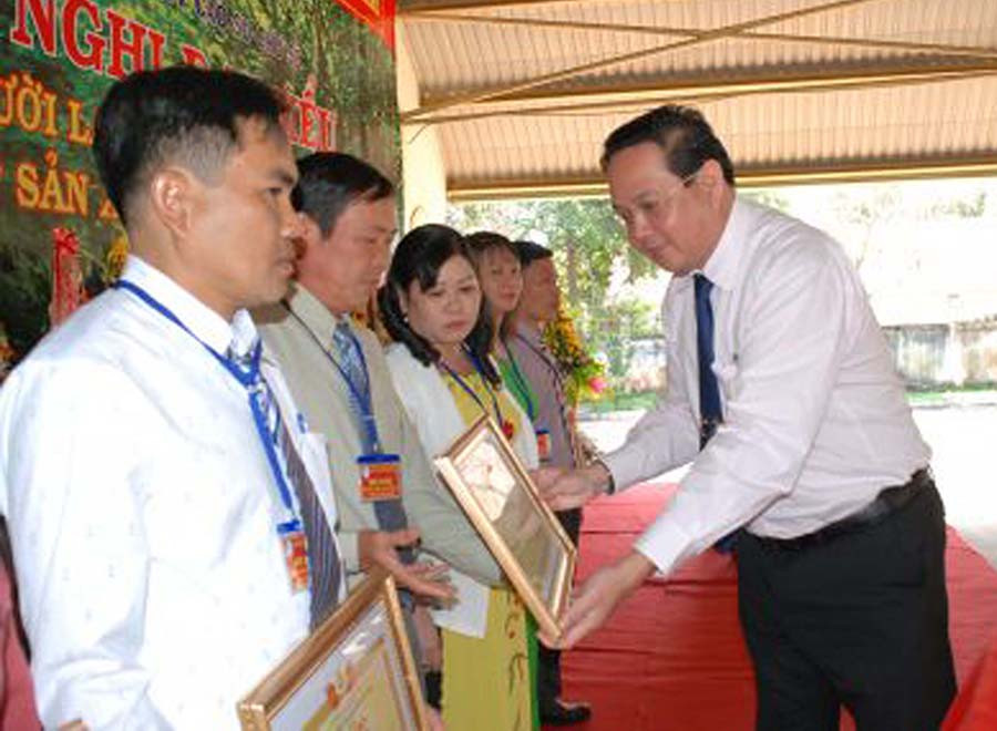 Phó Tổng Giám đốc Tập đoàn Công nghiệp Cao su Việt Nam trao bằng khen cho các cá nhân và tập thể đạt thành tích xuất sắc trong năm qua. Ảnh: internet