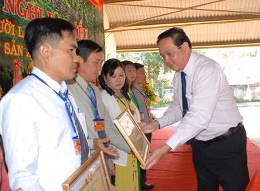 Phó Tổng Giám đốc Tập đoàn Công nghiệp Cao su Việt Nam trao bằng khen cho các cá nhân và tập thể đạt thành tích xuất sắc trong năm qua. Ảnh: internet