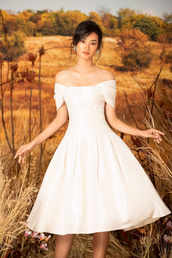 Những kiểu váy trễ vai, cúp ngực tông màu pastel và váy hoa tôn lên vẻ nữ tính, sang trọng cho Quỳnh Anh.