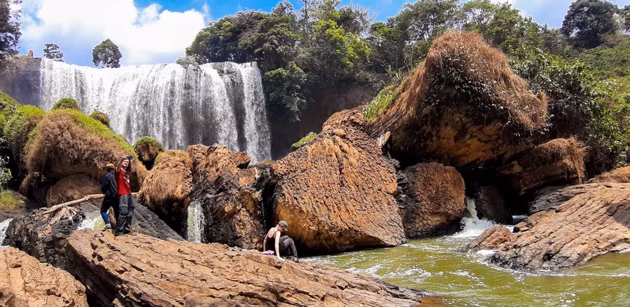 Nhiều khách không ngại hiểm trở, xuống tận chân thác, leo ra mỏm đá chụp ảnh, đùa giỡn với dòng nước chảy. Khu du lịch không khuyến khích điều này vì dưới thác nhiều đá ngầm, nước chảy xiết, nhất là vào mùa mưa.