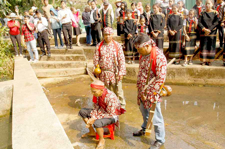  Lễ cúng bến nước là nét đặc trưng văn hóa lâu đời của người Ê Đê, được tổ chức hàng năm hoặc vài năm một lần. Ảnh: H.H