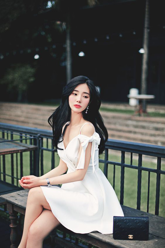 Kết hợp cùng các mẫu váy khoe khoảng hở ý nhị là phụ kiện clutch, túi đeo chéo, các mẫu túi dáng lady và giày cao gót.