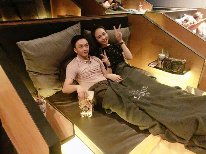 Cường Đô La không ngại đăng những khoảnh khắc tình cảm riêng tư bên vợ. Đây là hình ảnh Cường Đô La và Đàm Thu Trang ngồi ghế tình nhân trong rạp chiếu phim. “Lâu rồi mới được đi xem phim”, Cường Đô La viết. Cường Đô La chưa bao giờ livestream trên mạng xã hội cho đến khi yêu Đàm Thu Trang. Trong một lần livestream, anh tự khen vợ: "Vợ mình xinh không cả nhà? Vợ mình xinh nhỉ". Cường Đô La không ngại đăng những khoảnh khắc tình cảm riêng tư bên vợ. Đây là hình ảnh Cường Đô La và Đàm Thu Trang ngồi ghế tình nhân trong rạp chiếu phim. “Lâu rồi mới được đi xem phim”, Cường Đô La viết. Cường Đô La chưa bao giờ livestream trên mạng xã hội cho đến khi yêu Đàm Thu Trang. Trong một lần livestream, anh tự khen vợ: