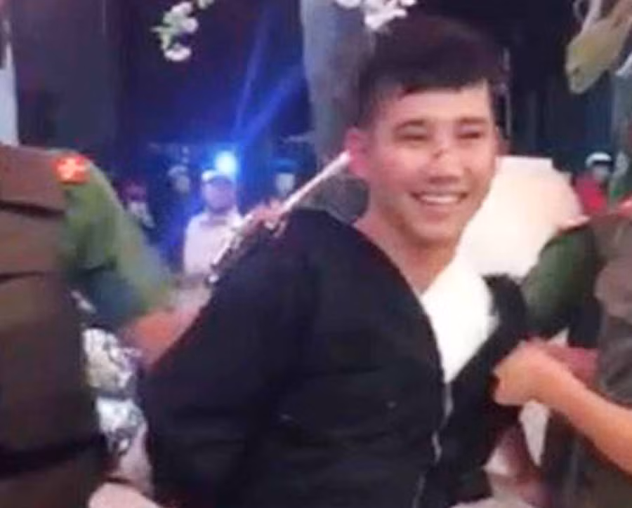 Công an khống chế đối tượng Thắng- ảnh C.T.V