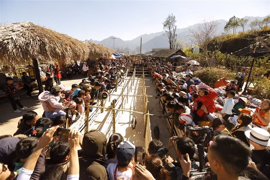  Bước qua thế giới hoa rực rỡ sắc màu ấy, để rồi hòa mình vào nhịp sống người dân vùng biên viễn với những trải nghiệm mới lạ như thưởng thức điệu khèn mùa xuân ngọt ngào, da diết, khám phá trò chơi dân gian vui tươi, sống động hay tận hưởng ẩm thực Tây Bắc đặc trưng ngon đến khó cưỡng… (Ảnh: CTV)