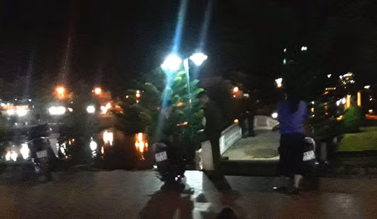 Nhiều người dân phát hoảng khi phát hiện thi thể nạn nhân tại hồ Bảo Lộc Nhiều người dân phát hoảng khi phát hiện thi thể nạn nhân tại hồ Bảo Lộc