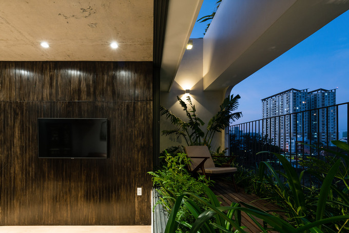 Trên cùng là penthouse, chính là nơi ở của chủ nhà gồm các không gian phòng khách, bếp và hai phòng ngủ, hai nhà vệ sinh.