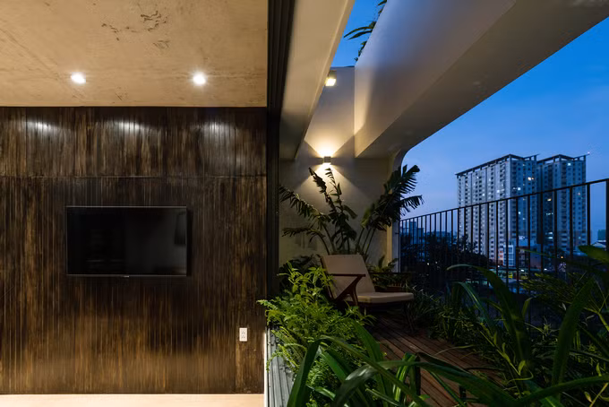 Trên cùng là penthouse, chính là nơi ở của chủ nhà gồm các không gian phòng khách, bếp và hai phòng ngủ, hai nhà vệ sinh. Trên cùng là penthouse, chính là nơi ở của chủ nhà gồm các không gian phòng khách, bếp và hai phòng ngủ, hai nhà vệ sinh.