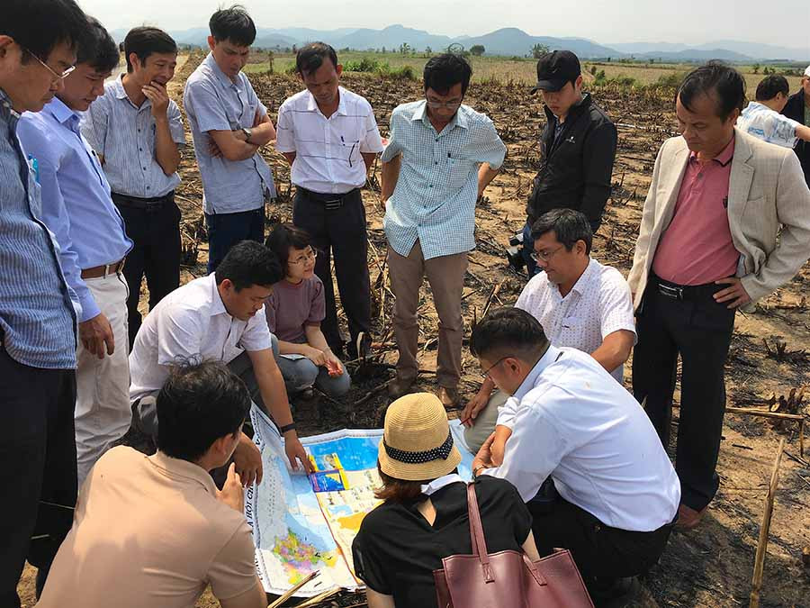 Đoàn chuyên gia khảo sát thực tế tại thị xã An Khê. Ảnh: Nguyễn Phương