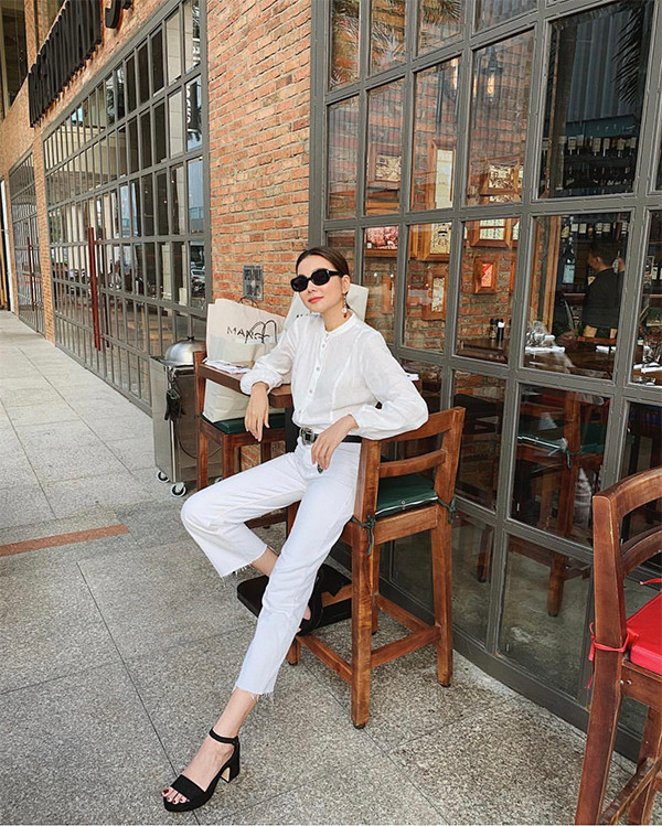  Thanh Hằng trẻ trung cùng set đồ phối màu trắng đen khi xuống phố. Khi diện một 'cây trắng', người đẹp đã chọn thêm mắt kính và sandal cao gót để phối đồ.