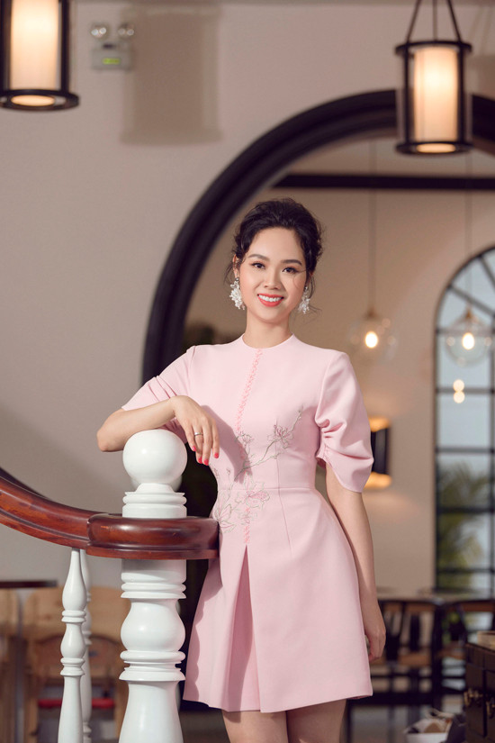 Trên nền lụa, Lê Thanh Hoà xử lý thêm các họa tiết thêu thủ công hàng chục giờ đồng hồ. Phần thêu điểm xuyết ở ngực, cổ vest hay vắt eo có tác dụng kích thích thị giác, tạo sự bắt mắt cho trang phục.  Trên nền lụa, Lê Thanh Hoà xử lý thêm các họa tiết thêu thủ công hàng chục giờ đồng hồ. Phần thêu điểm xuyết ở ngực, cổ vest hay vắt eo có tác dụng kích thích thị giác, tạo sự bắt mắt cho trang phục.