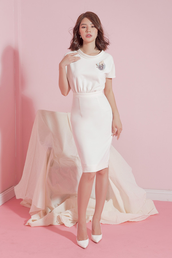 Bộ váy cắt may khéo léo, tôn đường cong 'đồng hồ cát' bởi phần kết hợp chân váy dáng bút chì.