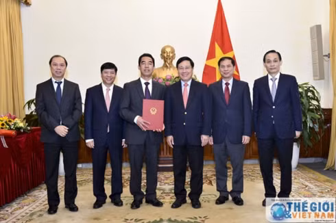 Ủy viên Bộ Chính trị, Phó Thủ tướng, Bộ trưởng Ngoại giao Phạm Bình Minh và các vị Thứ trưởng Ngoại giao chúc mừng ông Tô Anh Dũng.