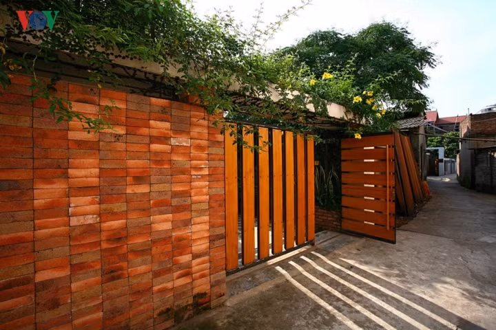 Ngôi nhà này là tổ ấm của một gia đình trẻ với 4 thành viên. Họ đã quyết định rời bỏ ngôi nhà trong phố để tìm về chốn ngoại ô khá xa trung tâm để tạo dựng tổ ấm thực sự cho gia đình.