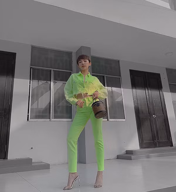 Muốn cá tính và thực sự tạo được sức hút khi dạo phố, các cô nàng sành điệu có thể học hỏi Tóc Tiên trong việc cập nhật xu hướng màu neon và áo hở eo.