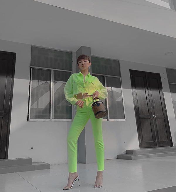 Muốn cá tính và thực sự tạo được sức hút khi dạo phố, các cô nàng sành điệu có thể học hỏi Tóc Tiên trong việc cập nhật xu hướng màu neon và áo hở eo.