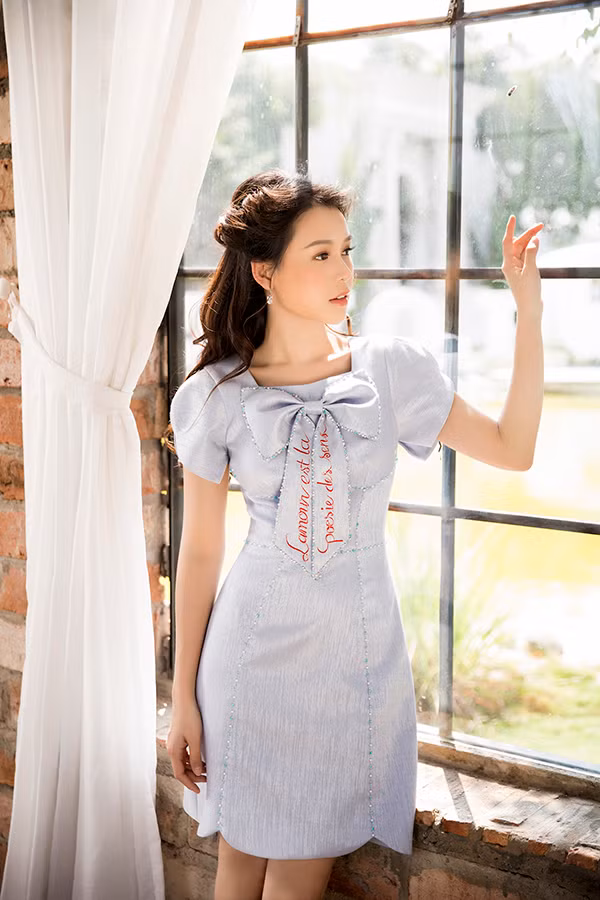  Váy liền thân, dáng cao qua gối là kiểu dáng được nhà mốt Việt khai thác triệt để trong các bộ sưu tập mới.
