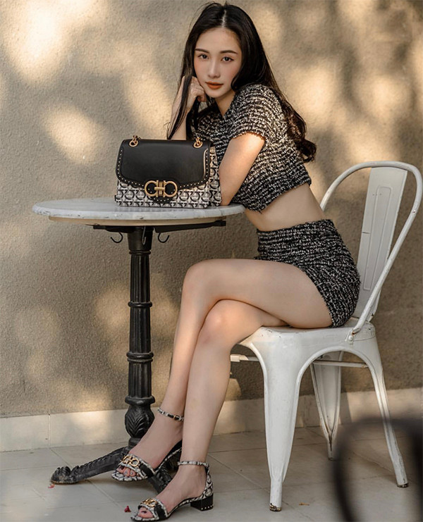 Nếu có vòng eo thon gọn và ưa chuộng phong cách sexy thì set đồ áo crop-top đi kèm chân váy đồng điệu của Jun Vũ là lựa chọn thích hợp. 