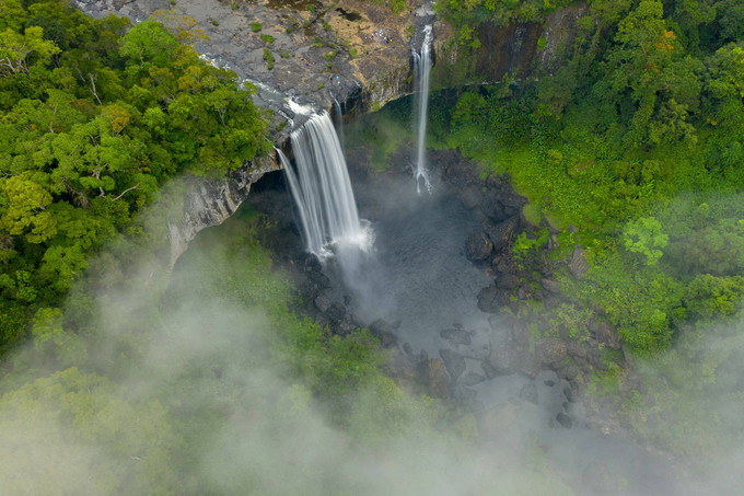 Tờ mờ sáng, âm vang tiếng thác chảy giữa đại ngàn gần đó thôi thúc cả nhóm lên đường, dù khắp người dường như còn ê ẩm. Mọi người tranh thủ dọn dẹp các vật dụng, rác còn thừa đêm qua để không làm ô nhiễm môi trường. Sau đó, các thành viên vệ sinh cá nhân, ăn vội mì ly và men theo triền núi xuống chân thác để chiêm ngưỡng vẻ đẹp hùng vĩ của thác Hang Én. Tờ mờ sáng, âm vang tiếng thác chảy giữa đại ngàn gần đó thôi thúc cả nhóm lên đường, dù khắp người dường như còn ê ẩm. Mọi người tranh thủ dọn dẹp các vật dụng, rác còn thừa đêm qua để không làm ô nhiễm môi trường. Sau đó, các thành viên vệ sinh cá nhân, ăn vội mì ly và men theo triền núi xuống chân thác để chiêm ngưỡng vẻ đẹp hùng vĩ của thác Hang Én.