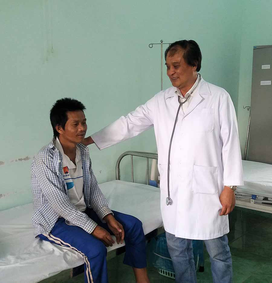 Bác sĩ thăm khám, động viên anh Siu Glém. Ảnh: N.N