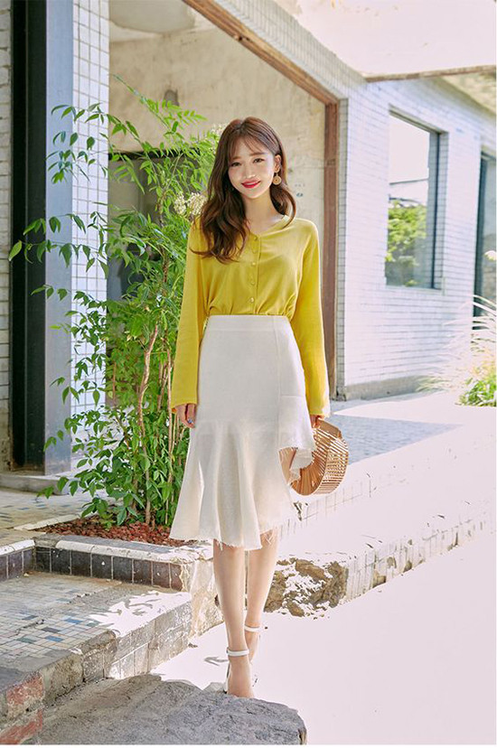 Chiffon lụa cũng là sản phẩm được các nàng sành điệu yêu thích trong mùa nắng. Sản phẩm có độ rủ vừa phải nhằm tôn nét mảnh mai cho hình thể. Chiffon lụa cũng là sản phẩm được các nàng sành điệu yêu thích trong mùa nắng. Sản phẩm có độ rủ vừa phải nhằm tôn nét mảnh mai cho hình thể.