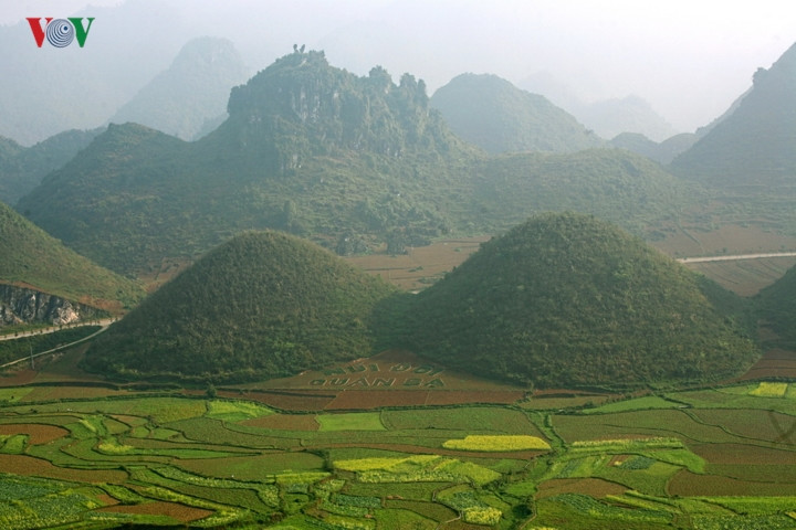 Trải dài trên bốn huyện biên giới phía bắc: Quản Bạ, Yên Minh, Mèo Vạc, Đồng Văn, với diện tích hơn 2.350km2, vùng cao này đã được gọi là “cao nguyên đá” từ khi nó chưa được mang danh di sản, cùng với những ví von mỹ miều: vũ điệu của những khối đá, rừng hoa đá, biển đá... Trải dài trên bốn huyện biên giới phía bắc: Quản Bạ, Yên Minh, Mèo Vạc, Đồng Văn, với diện tích hơn 2.350km2, vùng cao này đã được gọi là “cao nguyên đá” từ khi nó chưa được mang danh di sản, cùng với những ví von mỹ miều: vũ điệu của những khối đá, rừng hoa đá, biển đá...