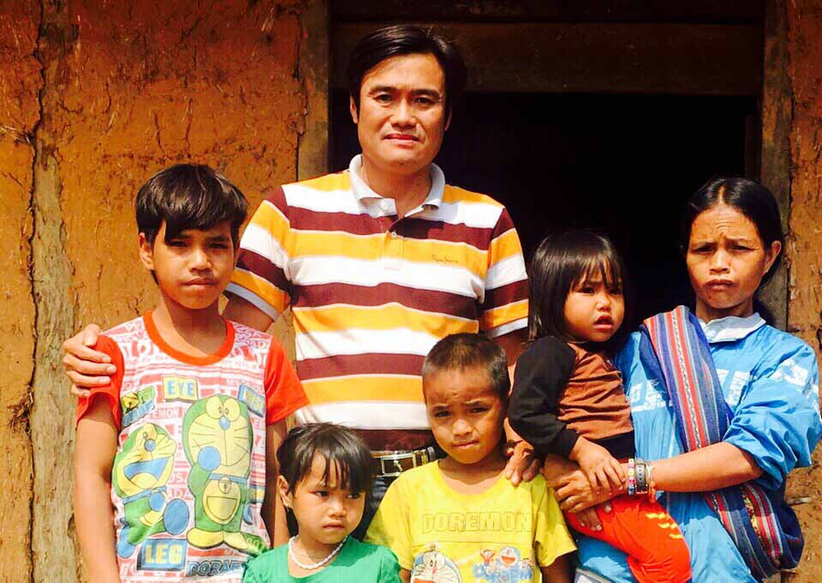 Đại diện VTV8 trao hỗ trợ cho 4 anh em Nghêu-mồ côi do cha mẹ tử vong sau tai nạn giao thông ở xã Hà Đông, huyện Đak Đoa. Ảnh: Lê Hòa