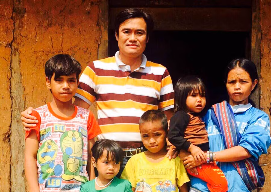 Đại diện VTV8 trao hỗ trợ cho 4 anh em Nghêu-mồ côi do cha mẹ tử vong sau tai nạn giao thông ở xã Hà Đông, huyện Đak Đoa. Ảnh: Lê Hòa