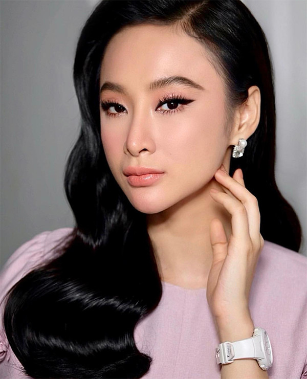 Sử dụng hoa tai ngọc trai đi kèm pha lê hay đá quý còn giúp khuôn mặt của các nàng 'sáng' hơn. Chọn kiểu tóc cổ điển như Angela Phương Trinh sẽ khiến phái đẹp trở nên quyến rũ khi xuất hiện tại các sự kiện.