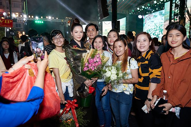 Lý Nhã Kỳ gây “náo loạn” cả một đoạn đường trên quảng trường đi bộ Nguyễn Huệ khi người hâm mộ nhận ra cô. Lý Nhã Kỳ gây “náo loạn” cả một đoạn đường trên quảng trường đi bộ Nguyễn Huệ khi người hâm mộ nhận ra cô.