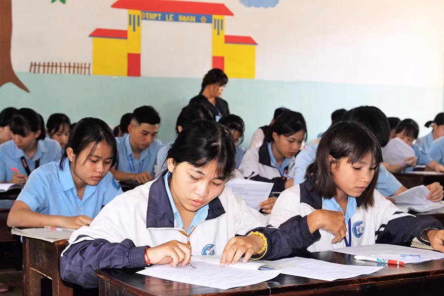 Học sinh lớp 12 toàn tỉnh đang ở giai đoạn 2 của đợt ôn thi THPT Quốc gia 2019 (trong ảnh: một tiết ôn tập tại Trường THPT Lê Hoàn, huyện Đức Cơ). Ảnh N.G Học sinh lớp 12 toàn tỉnh đang ở giai đoạn 2 của đợt ôn thi THPT Quốc gia 2019 (trong ảnh: một tiết ôn tập tại Trường THPT Lê Hoàn, huyện Đức Cơ). Ảnh N.G