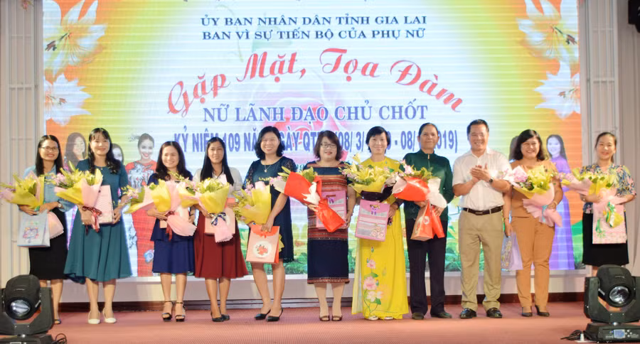 Ban Vì sự tiến bộ phụ nữ tỉnh tặng quà cho nữ cán bộ chủ chốt. Ảnh: Đinh Yến