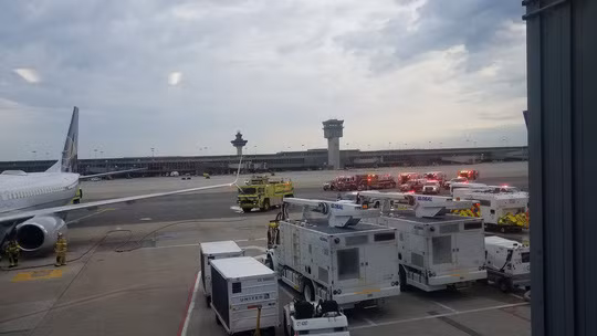 Chiếc Boeing 737 đã hạ cánh khẩn cấp xuống sân bay quốc tế Dulles ở thủ đô Washington. Ảnh: Twitter